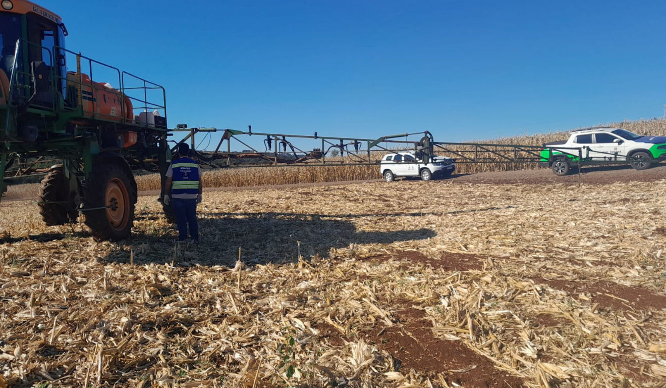 A Agência de Defesa Agropecuária do Paraná (Adapar) realizou, entre os dias 28 de julho e 1º de agosto, a Operação Agro+, que orientou produtores sobre a aplicação de defensivos na região de Marialva (PR), cidade localizada no noroeste do estado a maior produtora de uvas da unidade federativa A Agência de Defesa Agropecuária do Paraná (Adapar) realizou, entre os dias 28 de julho e 1º de agosto, a Operação Agro+, que orientou produtores sobre a aplicação de defensivos na região de Marialva (PR), cidade localizada no noroeste do estado a maior produtora de uvas da unidade federativa