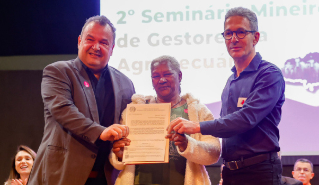 O governo de Minas Gerais alcançou, na última terça-feira (5), o total de 10 mil títulos de posse de terra entregues para produtores rurais do estado