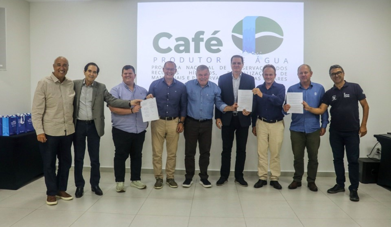 O Governo do Espírito Santo assinou, ontem (11), um acordo de cooperação técnica que integra o Programa Café Produtor de Água, coordenado pelo Conselho Nacional do Café (CNC), a entidades estaduais, com objetivo de garantir a preservação da cultura e a continuidade da atividade na região