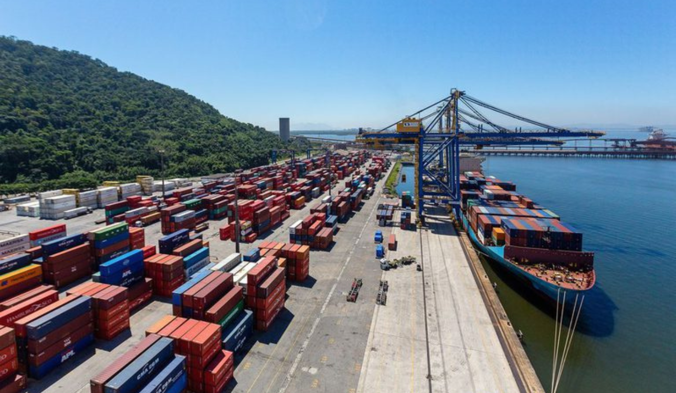Os portos brasileiros registraram o melhor semestre da história neste ano, com o registro recorde de 653 milhões de toneladas embarcadas no período, impulsionados principalmente pela retomada das atividades do Porto de Itajaí