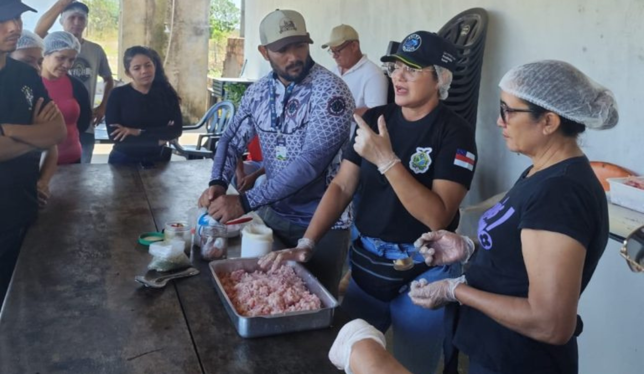 O Instituto de Desenvolvimento Agropecuário e Florestal Sustentável do Estado do Amazonas (Idam) realizou, na cidade de Humaitá (AM), quatro cursos para capacitação na pecuária de agricultores familiares de quatro comunidades