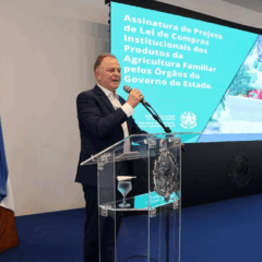 O governador do Espírito Santo, Renato Casagrande, assinou, ontem (3), o Projeto de Lei que prioriza a compra de alimentos da agricultura familiar pelo estado