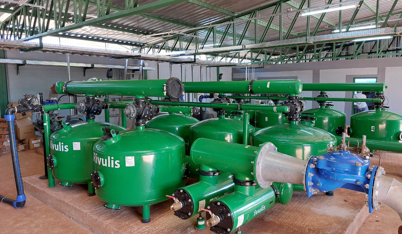 O bom funcionamento da irrigação depende de um detalhe muitas vezes esquecido no campo: o monitoramento da pressão. De acordo com Matt Clift, diretor global de Gestão de Produtos e Marketing da Rivulis, medir com frequência a perda de carga e o diferencial de pressão é indispensável para manter a produtividade das lavouras e a vida útil dos equipamentos