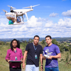 A Escola do Futuro de Goiás (EFG) Sarah Luiza Lemos Kubitschek de Oliveira, em Santo Antônio do Descoberto, no Entorno do Distrito Federal (DF), criou um dispositivo de baixo custo que transforma drones em dispersores de sementes para auxiliar no reflorestamento do Cerrado