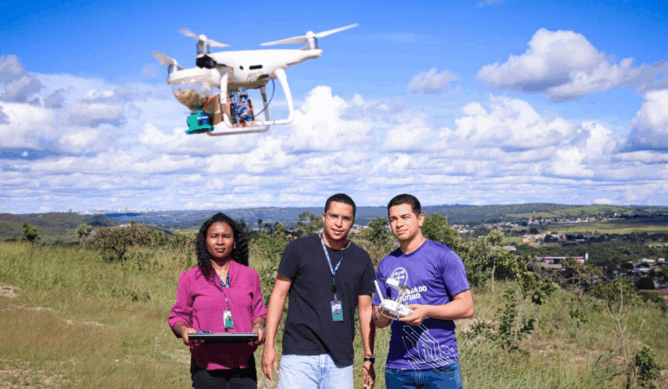 A Escola do Futuro de Goiás (EFG) Sarah Luiza Lemos Kubitschek de Oliveira, em Santo Antônio do Descoberto, no Entorno do Distrito Federal (DF), criou um dispositivo de baixo custo que transforma drones em dispersores de sementes para auxiliar no reflorestamento do Cerrado