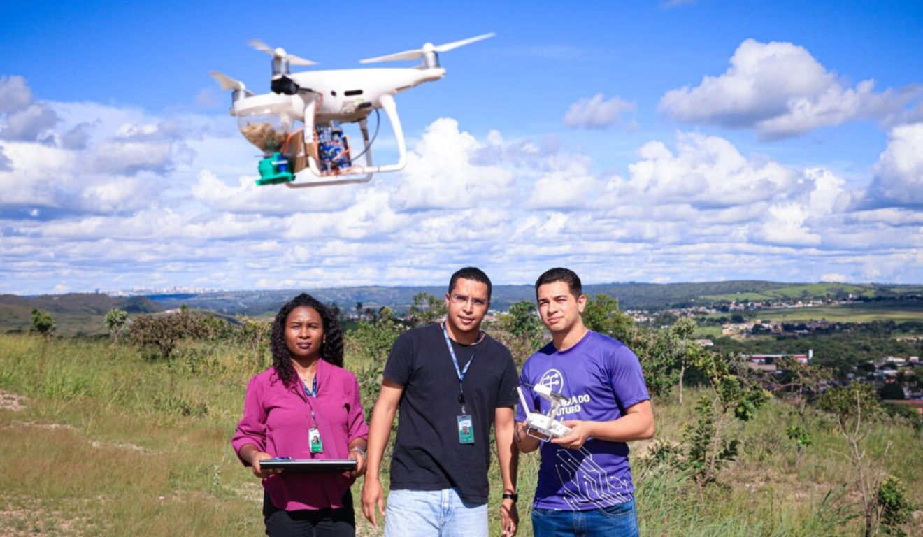 A Escola do Futuro de Goiás (EFG) Sarah Luiza Lemos Kubitschek de Oliveira, em Santo Antônio do Descoberto, no Entorno do Distrito Federal (DF), criou um dispositivo de baixo custo que transforma drones em dispersores de sementes para auxiliar no reflorestamento do Cerrado