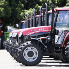 O Governo de Goiás, através da Secretaria de Agricultura, Pecuária e Abastecimento (Seapa), realizou, na última segunda-feira (6), a entrega de 15 retroescavadeiras e duas pás carregadeiras para 15 municípios do estado, através do Programa Mecaniza Campo
