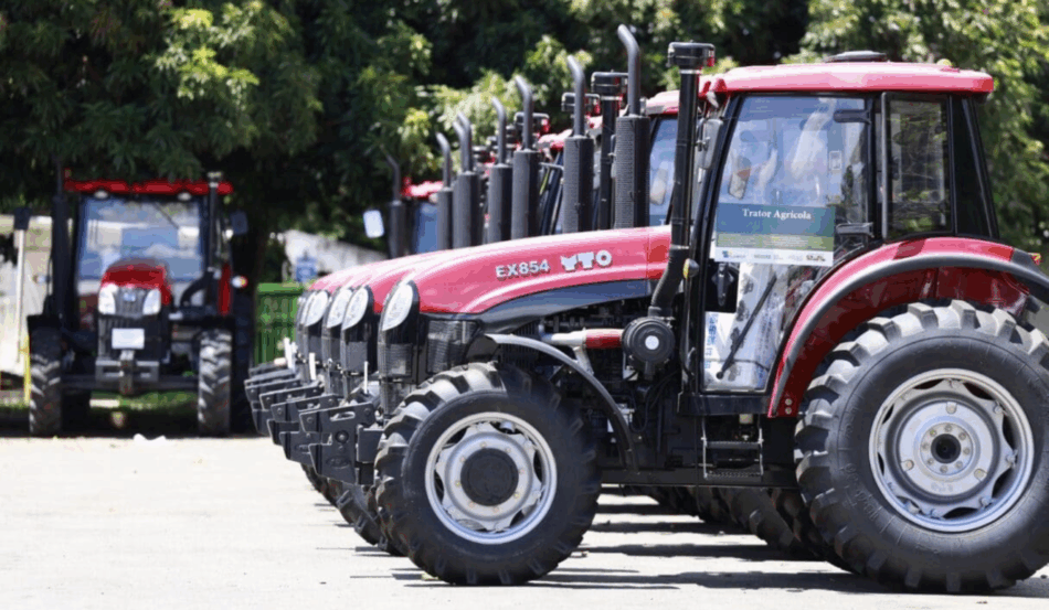 O Governo de Goiás, através da Secretaria de Agricultura, Pecuária e Abastecimento (Seapa), realizou, na última segunda-feira (6), a entrega de 15 retroescavadeiras e duas pás carregadeiras para 15 municípios do estado, através do Programa Mecaniza Campo