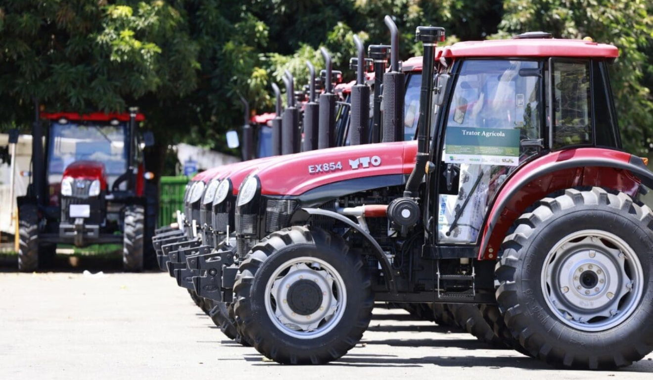 O Governo de Goiás, através da Secretaria de Agricultura, Pecuária e Abastecimento (Seapa), realizou, na última segunda-feira (6), a entrega de 15 retroescavadeiras e duas pás carregadeiras para 15 municípios do estado, através do Programa Mecaniza Campo