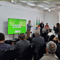 O governo do Rio Grande do Sul realizou, na última quinta-feira (9), uma nova rodada de assinaturas de convênios e termos de cooperação rural para cidades do estado, através da Secretaria da Agricultura, Pecuária, Produção Sustentável e Irrigação (Seapi).