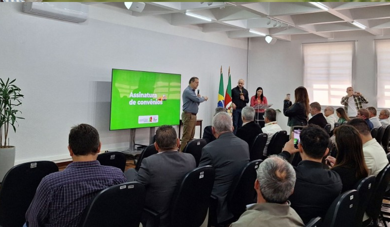 O governo do Rio Grande do Sul realizou, na última quinta-feira (9), uma nova rodada de assinaturas de convênios e termos de cooperação rural para cidades do estado, através da Secretaria da Agricultura, Pecuária, Produção Sustentável e Irrigação (Seapi). O governo do Rio Grande do Sul realizou, na última quinta-feira (9), uma nova rodada de assinaturas de convênios e termos de cooperação rural para cidades do estado, através da Secretaria da Agricultura, Pecuária, Produção Sustentável e Irrigação (Seapi).