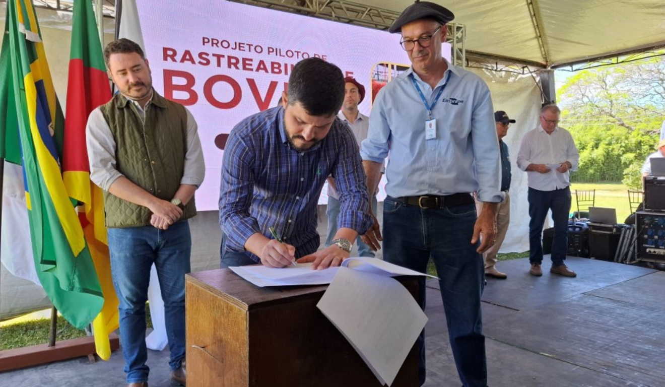 O Governo do Rio Grande do Sul firmou, na última quinta-feira (23), uma parceria com a Embrapa para a rastreabilidade individual de bovinos
