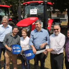 O Governo do Mato Grosso do Sul entregou, na última segunda-feira (6), através da Secretaria de Meio Ambiente, Desenvolvimento, Ciência, Tecnologia e Inovação (Semadesc), caminhões, caminhonetes e maquinários agrícolas para a agricultura familiar de 28 cidades