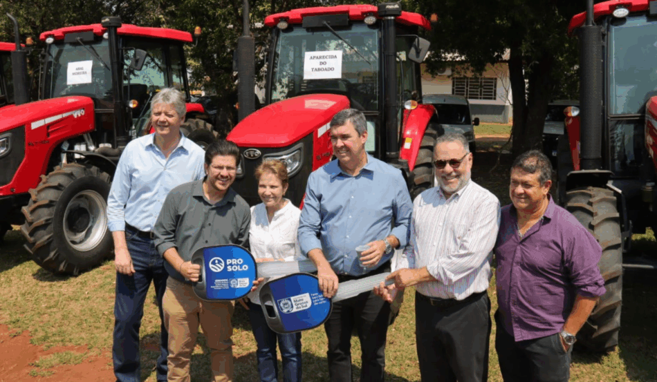 O Governo do Mato Grosso do Sul entregou, na última segunda-feira (6), através da Secretaria de Meio Ambiente, Desenvolvimento, Ciência, Tecnologia e Inovação (Semadesc), caminhões, caminhonetes e maquinários agrícolas para a agricultura familiar de 28 cidades