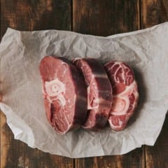 A Embrapa e a MBRF lançaram no domingo (16), durante a COP30, o novo selo de Carne Baixa Carbono (CBC), com apoio da ONG Amigas da Terra – Amazônia Brasileira. O protocolo estabelece critérios técnicos e indicadores que permitem monitorar e certificar propriedades rurais que adotam sistemas de intensificação sustentável.