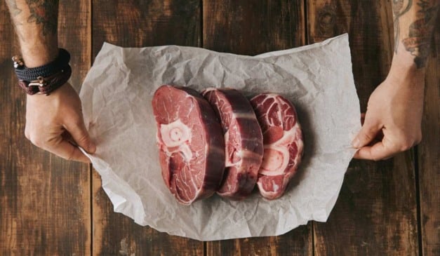 A Embrapa e a MBRF lançaram no domingo (16), durante a COP30, o novo selo de Carne Baixa Carbono (CBC), com apoio da ONG Amigas da Terra – Amazônia Brasileira. O protocolo estabelece critérios técnicos e indicadores que permitem monitorar e certificar propriedades rurais que adotam sistemas de intensificação sustentável.