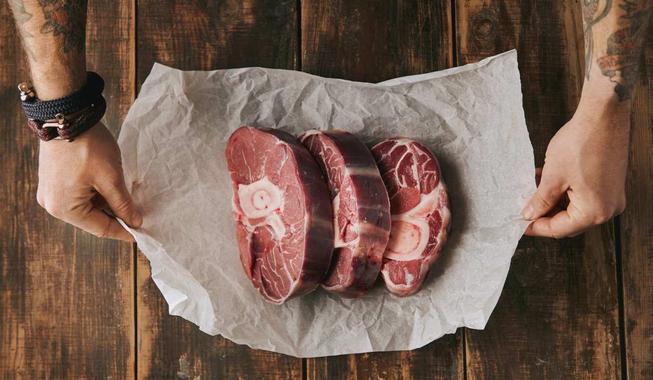 A Embrapa e a MBRF lançaram no domingo (16), durante a COP30, o novo selo de Carne Baixa Carbono (CBC), com apoio da ONG Amigas da Terra – Amazônia Brasileira. O protocolo estabelece critérios técnicos e indicadores que permitem monitorar e certificar propriedades rurais que adotam sistemas de intensificação sustentável.