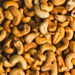 A castanha de caju produzida em Serra do Mel (RN) recebeu registro de Indicação Geográfica (IG), conforme a edição da terça-feira (25) da Revista da Propriedade Industrial, do Instituto Nacional da Propriedade Industrial (INPI). A conquista representa um avanço para os produtores locais e reforça a importância da cajucultura no estado.