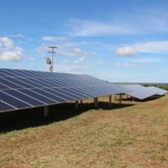 O Governo de Mato Grosso do Sul confirmou a instalação de três megausinas de energia solar, com capacidade para atender 63% do consumo atual do Estado. O investimento de R$ 5,12 bilhões, realizado pela Casa dos Ventos, prevê unidades em Campo Grande, Paranaíba e Paraíso das Águas