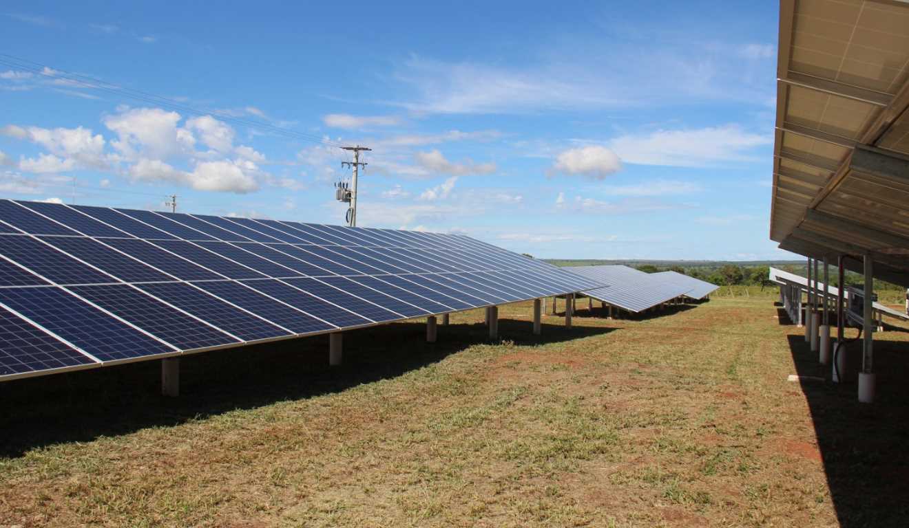 O Governo de Mato Grosso do Sul confirmou a instalação de três megausinas de energia solar, com capacidade para atender 63% do consumo atual do Estado. O investimento de R$ 5,12 bilhões, realizado pela Casa dos Ventos, prevê unidades em Campo Grande, Paranaíba e Paraíso das Águas O Governo de Mato Grosso do Sul confirmou a instalação de três megausinas de energia solar, com capacidade para atender 63% do consumo atual do Estado. O investimento de R$ 5,12 bilhões, realizado pela Casa dos Ventos, prevê unidades em Campo Grande, Paranaíba e Paraíso das Águas