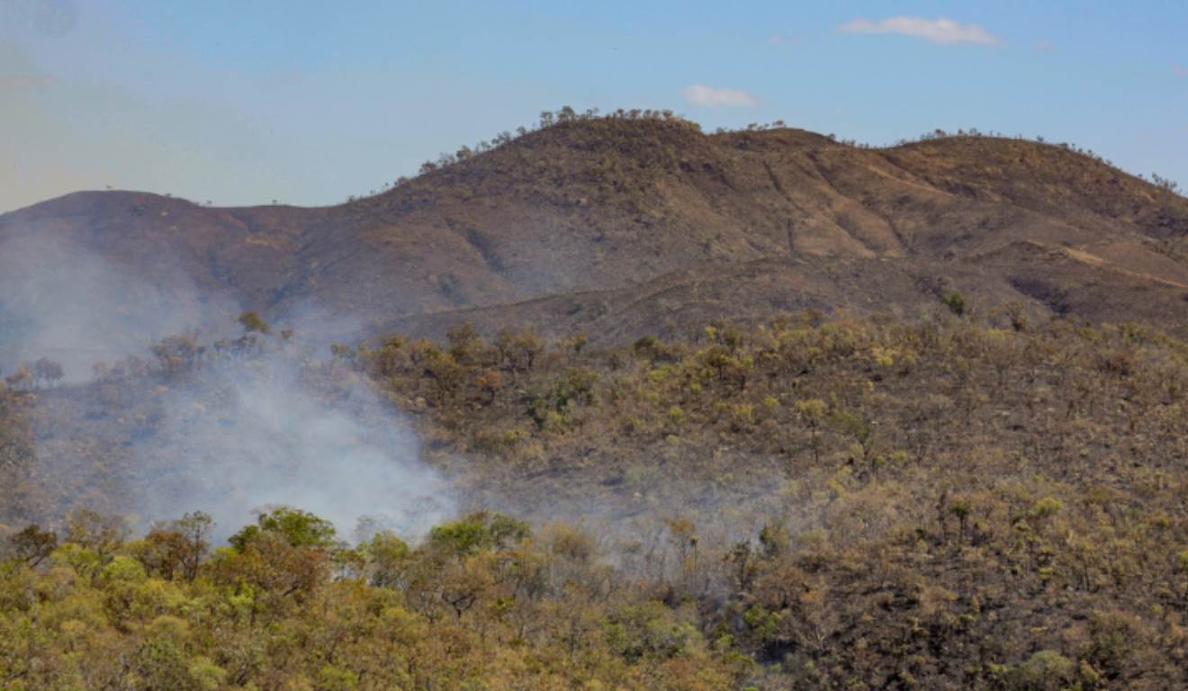 O período de seca de 2025 encerrou com 434.392 hectares queimados em unidades de conservação, o segundo menor volume da série histórica. Os dados, consolidados pelo Centro Especializado em Manejo Integrado do Fogo (Cemif), foram registrados em um ano com monitoramento ampliado, que alcançou 79 unidades, quase o dobro das 39 observadas em 2018, quando o menor índice havia sido contabilizado.