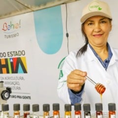 rodutores de mel da Bahia disputarão a melhor amostra do estado na Fenagro 2025, marcada para ocorrer de 29 de novembro a 7 de dezembro no Parque de Exposições de Salvador. O concurso de qualidade, organizado pela Secretaria da Agricultura, Pecuária, Irrigação, Pesca e Aquicultura (Seagri) em parceria com o Centro Tecnológico Agropecuário da Bahia (Cetab), consolida-se como referência na avaliação da produção apícola e meliponícola baiana.