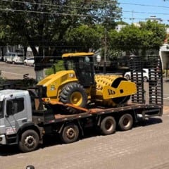 O Governo do Paraná através da Secretaria da Agricultura e do Abastecimento (Seab) entregou novos maquinários ao município de Floraí (PR), somando R$ 3,7 milhões em investimentos em melhoria da trafegabilidade das estradas rurais