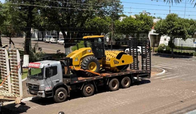 O Governo do Paraná através da Secretaria da Agricultura e do Abastecimento (Seab) entregou novos maquinários ao município de Floraí (PR), somando R$ 3,7 milhões em investimentos em melhoria da trafegabilidade das estradas rurais