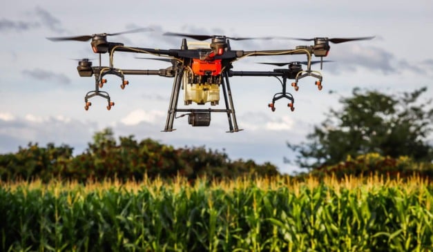 O uso de drones na agricultura brasileira saltou de pouco mais de 3 mil equipamentos em 2021 para 35 mil unidades em 2025, segundo dados apresentados na Droneshow 2025.