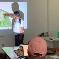 O mapeamento da primeira colônia agrícola de Pacatuba (SE) foi concluído e apresentado à comunidade, marcando um novo passo na organização da agricultura familiar no município. O trabalho de cartografia e geoprocessamento na área da Gameleira consolida a criação da Colônia Agrícola Estadual Antônio Porfírio após um processo de levantamento e ordenamento territorial conduzido pela equipe fundiária da Empresa de Desenvolvimento Agropecuário de Sergipe (Emdagro).