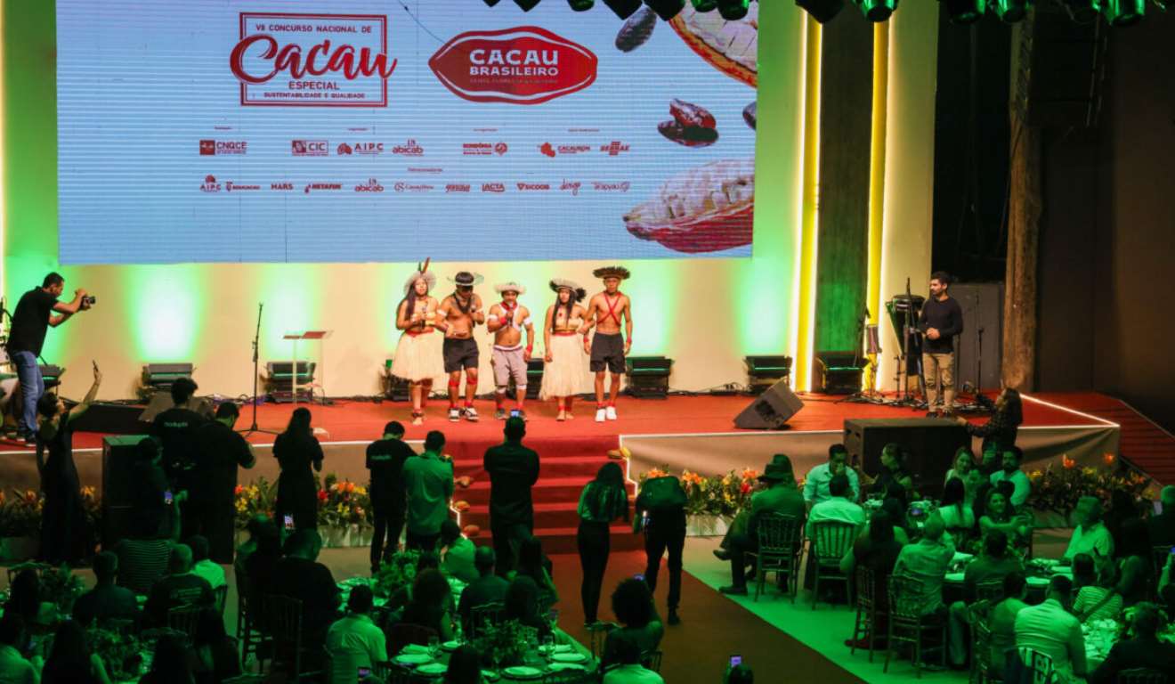 Rondônia recebeu no sábado (6), em Cacoal, o 7º Concurso Nacional de Cacau Especial, primeira edição realizada no estado. O encontro reuniu produtores e profissionais do setor e destacou a crescente relevância de Rondônia na produção de cacau no país. Rondônia recebeu no sábado (6), em Cacoal, o 7º Concurso Nacional de Cacau Especial, primeira edição realizada no estado. O encontro reuniu produtores e profissionais do setor e destacou a crescente relevância de Rondônia na produção de cacau no país.
