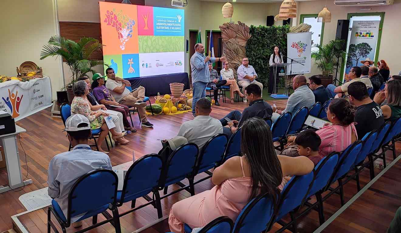 O Governo Federal e o Governo de Roraima, em parceria com instituições públicas e privadas, realizaram nesta quinta-feira (18), em Boa Vista, a 3ª Conferência Estadual de Desenvolvimento Rural Sustentável e Solidário, que teve como tema “A força da agricultura familiar no Brasil rural: diversidade, sustentabilidade e desafios socioeconômicos”. O Governo Federal e o Governo de Roraima, em parceria com instituições públicas e privadas, realizaram nesta quinta-feira (18), em Boa Vista, a 3ª Conferência Estadual de Desenvolvimento Rural Sustentável e Solidário, que teve como tema “A força da agricultura familiar no Brasil rural: diversidade, sustentabilidade e desafios socioeconômicos”.