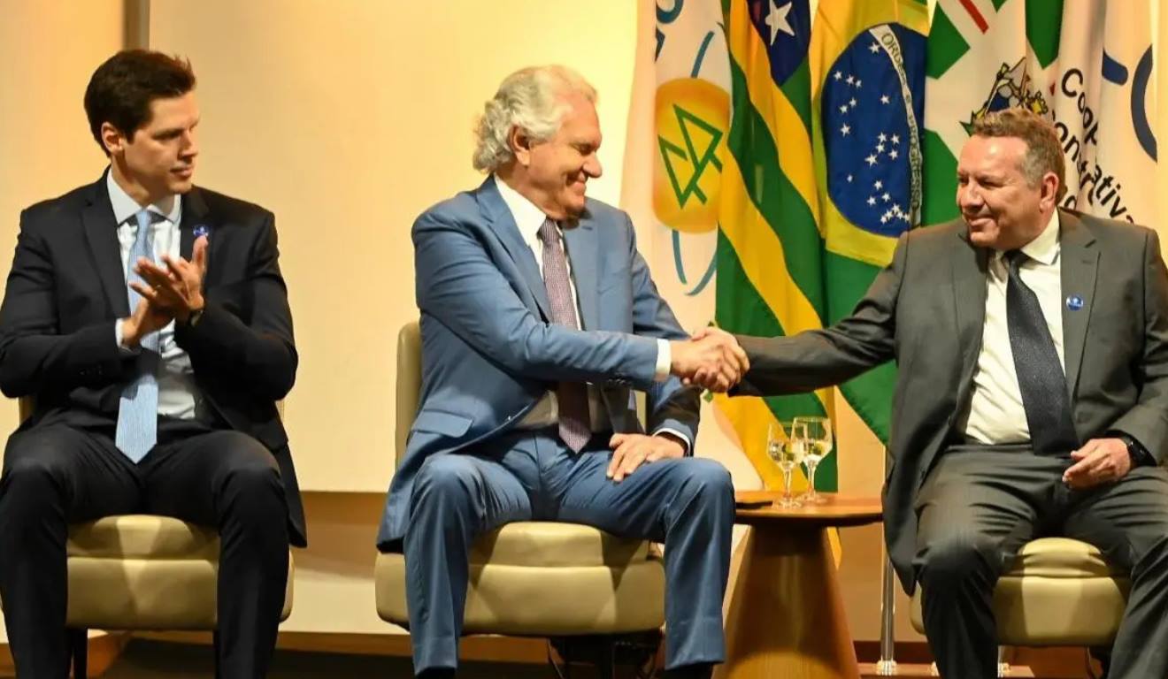 Liderado pelo Sistema OCB/GO, o cooperativismo de Goiás ampliou sua presença junto ao governo estadual, prefeituras e Poder Legislativo, conquistando benefícios que fortalecem cooperativas do agronegócio, do crédito, da energia e da agricultura familiar. As cooperativas, que hoje somam 700 mil cooperados, movimentam mais de R$ 30 bilhões ao ano em Goiás. Liderado pelo Sistema OCB/GO, o cooperativismo de Goiás ampliou sua presença junto ao governo estadual, prefeituras e Poder Legislativo, conquistando benefícios que fortalecem cooperativas do agronegócio, do crédito, da energia e da agricultura familiar. As cooperativas, que hoje somam 700 mil cooperados, movimentam mais de R$ 30 bilhões ao ano em Goiás.