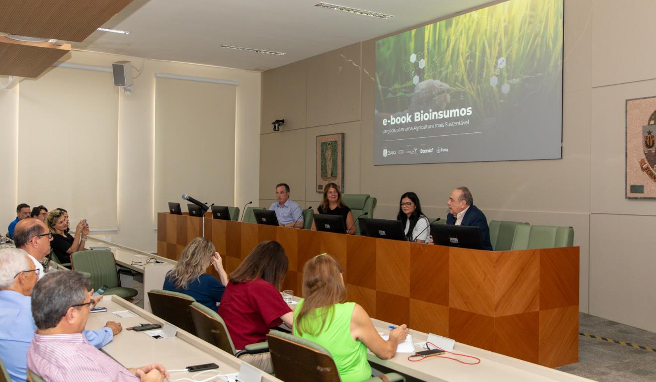 A Escola Superior de Agricultura Luiz de Queiroz (Esalq/USP) lançou o e-book Bioinsumos por uma Agricultura Sustentável – O caso do controle biológico. A publicação é resultado do ciclo 2022–2024 da Cátedra Luiz de Queiroz, cujo 4º titular foi o professor e pesquisador Evaldo Ferreira Vilela. A Escola Superior de Agricultura Luiz de Queiroz (Esalq/USP) lançou o e-book Bioinsumos por uma Agricultura Sustentável – O caso do controle biológico. A publicação é resultado do ciclo 2022–2024 da Cátedra Luiz de Queiroz, cujo 4º titular foi o professor e pesquisador Evaldo Ferreira Vilela.