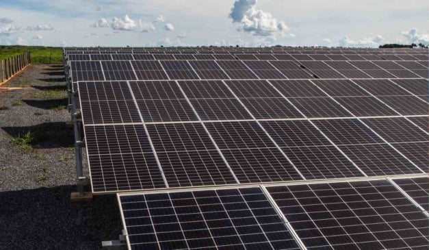 O Governo de Minas Gerais, por meio da Emater-MG, abriu o cadastro para propriedades rurais aptas a receber painéis solares, microusinas fotovoltaicas, para afetados pelo desastre em Mariana (MG), previstas no Novo Acordo de Mariana. A iniciativa vai contemplar mais de 1,5 mil imóveis rurais localizados em até 100 metros da mancha de inundação causada pelo rompimento da Barragem do Fundão, em 2015.