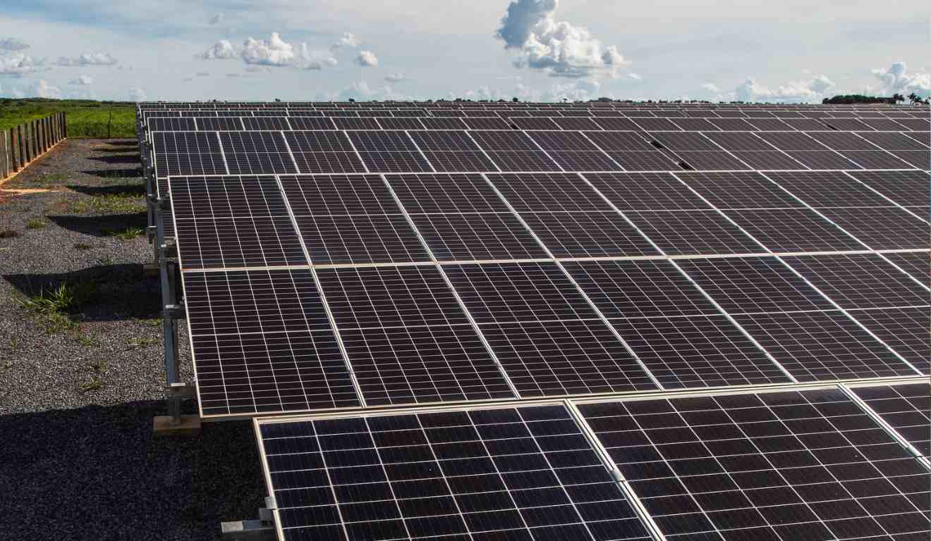 O Governo de Minas Gerais, por meio da Emater-MG, abriu o cadastro para propriedades rurais aptas a receber painéis solares, microusinas fotovoltaicas, para afetados pelo desastre em Mariana (MG), previstas no Novo Acordo de Mariana. A iniciativa vai contemplar mais de 1,5 mil imóveis rurais localizados em até 100 metros da mancha de inundação causada pelo rompimento da Barragem do Fundão, em 2015. O Governo de Minas Gerais, por meio da Emater-MG, abriu o cadastro para propriedades rurais aptas a receber painéis solares, microusinas fotovoltaicas, para afetados pelo desastre em Mariana (MG), previstas no Novo Acordo de Mariana. A iniciativa vai contemplar mais de 1,5 mil imóveis rurais localizados em até 100 metros da mancha de inundação causada pelo rompimento da Barragem do Fundão, em 2015.