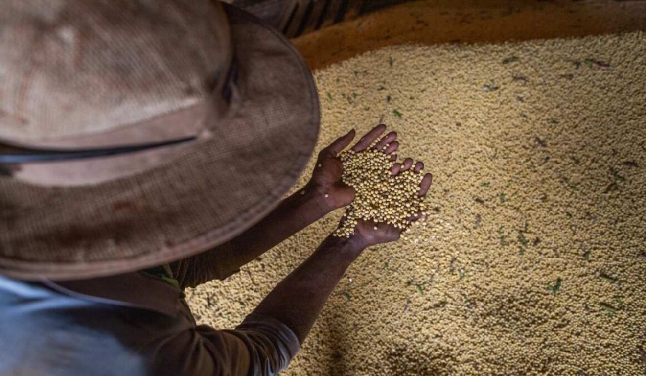 A balança comercial de Goiás registrou superávit de US$ 7,3 bilhões entre janeiro e novembro de 2025, impulsionado pelos US$ 12,3 bilhões em exportações frente a US$ 4,9 bilhões em importações. Somente em novembro, o estado exportou mais de US$ 808 milhões e importou US$ 449 milhões, garantindo saldo positivo de US$ 359 milhões no mês. A balança comercial de Goiás registrou superávit de US$ 7,3 bilhões entre janeiro e novembro de 2025, impulsionado pelos US$ 12,3 bilhões em exportações frente a US$ 4,9 bilhões em importações. Somente em novembro, o estado exportou mais de US$ 808 milhões e importou US$ 449 milhões, garantindo saldo positivo de US$ 359 milhões no mês.