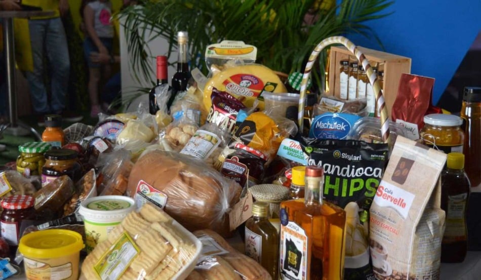 O Instituto de Desenvolvimento Rural do Paraná (IDR-PR) inicia nesta quarta-feira (3) a tradicional Feira de Natal, que reúne queijos, patês, embutidos e outros produtos artesanais de agricultores familiares. O evento, realizado no edifício do instituto, no bairro Cabral, em Curitiba, segue até sexta-feira (5).