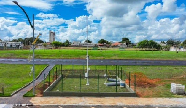 O Ministério da Agricultura e Pecuária (Mapa) ampliou o monitoramento climático em Mato Grosso, com a instalação e modernização de estações meteorológicas automáticas, operadas pelo Instituto Nacional de Meteorologia (Inmet). A iniciativa amplia a precisão das previsões do tempo e do clima, oferecendo informações estratégicas para produtores rurais, especialmente para a produção de grãos, fibras e proteína animal.