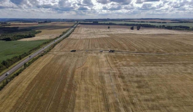 O Paraná alcançou a maior safra de grãos da história do Estado, com 46,8 milhões de toneladas colhidas no ciclo 2024/25, segundo o Departamento de Economia Rural (Deral), da Secretaria de Agricultura e Abastecimento (Seab). O volume histórico representa um Valor Bruto de Produção (VBP) estimado em R$ 68 bilhões.