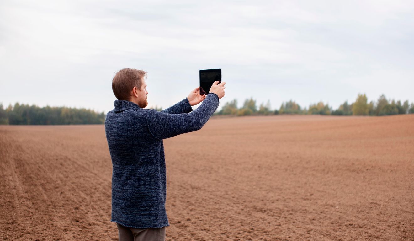 A busca por mais eficiência no campo nunca foi tão importante, por isso, é estratégico para o produtor rural investir em precisão operacional A busca por mais eficiência no campo nunca foi tão importante, por isso, é estratégico para o produtor rural investir em precisão operacional