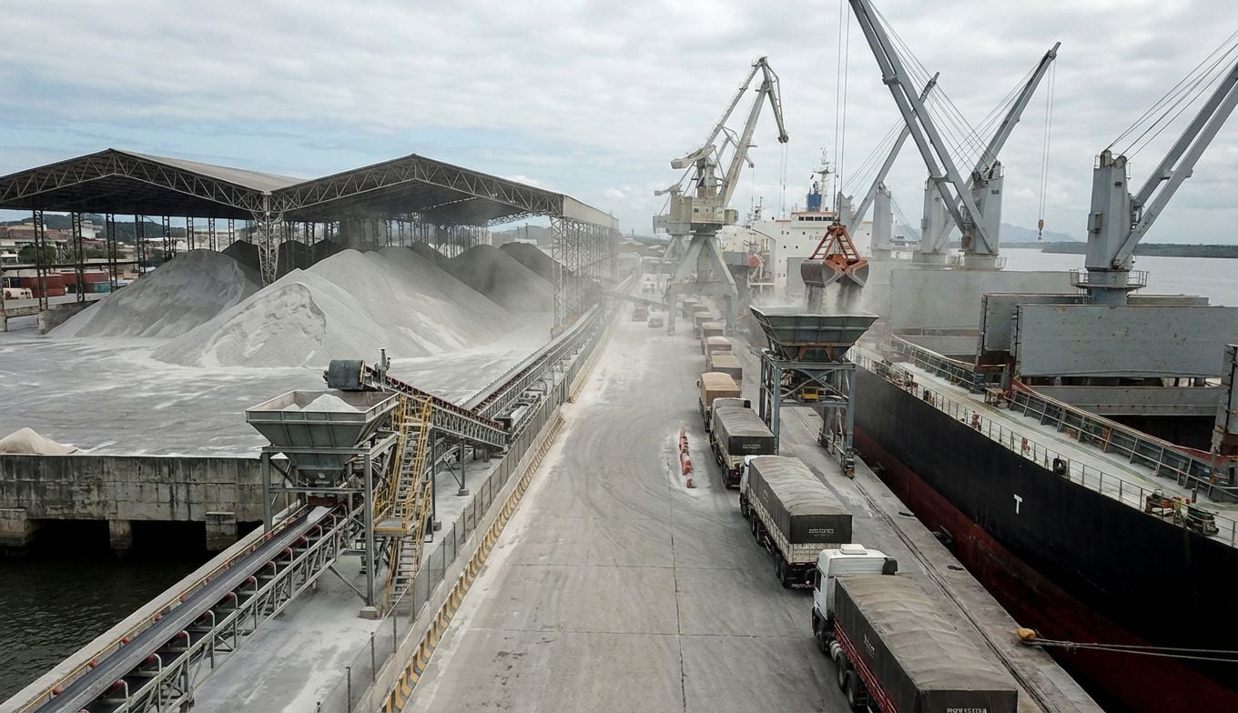 Fertilizantes batem recorde de entrada no Brasil em 2025, diz Conab