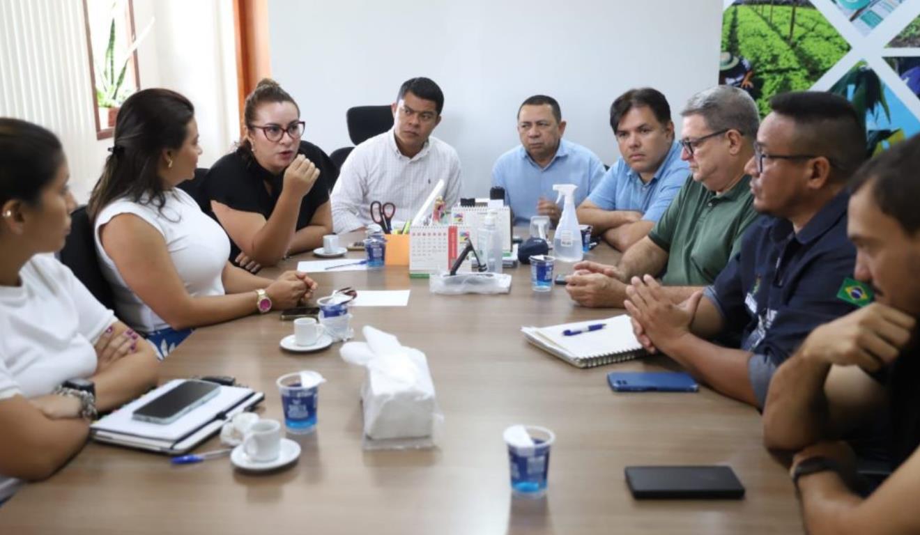 Para discutir o risco fitossanitário e os prejuízos econômicos causados pela mosca-da-carambola, representantes de órgãos estaduais, federais e municipais do Amazonas e de entidades do setor produtivo se reuniram nesta sexta-feira (26), em Manaus (AM). No encontro, o grupo debateu o cenário atual e alinhou estratégias para enfrentar e conter a praga.