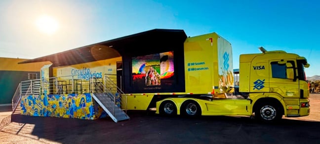 carreta do Circuito de Negócios BB estacionada em pátio em um dia ensolarado