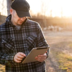 A cobertura 4G j&aacute; chega a 2.826 localidades rurais do Brasil e beneficia mais de 1,7 milh&atilde;o de brasileiros. A iniciativa amplia o acesso &agrave; internet fora dos grandes centros e reduz o d&eacute;ficit hist&oacute;rico de conectividade nessas regi&otilde;es.