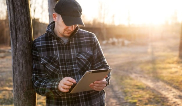 A cobertura 4G já chega a 2.826 localidades rurais do Brasil e beneficia mais de 1,7 milhão de brasileiros. A iniciativa amplia o acesso à internet fora dos grandes centros e reduz o déficit histórico de conectividade nessas regiões.