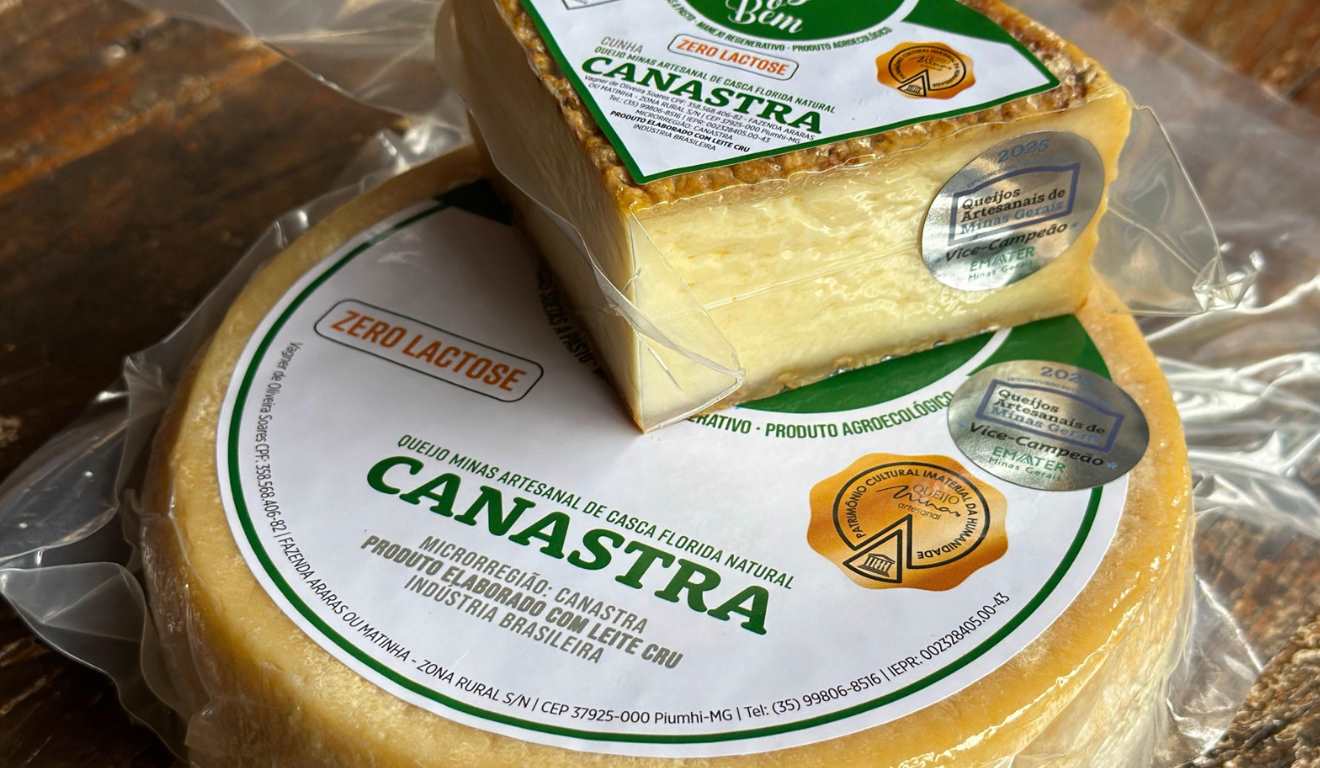 Propriedade rural em Piumhi (MG), na Serra da Canastra, adota um modelo agroecológico na produção do tradicional queijo da região. Criada em 2021, a Queijaria Faz o Bem, do engenheiro agrônomo Vinícius Soares, alia a produção artesanal à recuperação ambiental e à integração de sistemas produtivos às margens do Ribeirão Araras, afluente do Rio São Francisco. Propriedade rural em Piumhi (MG), na Serra da Canastra, adota um modelo agroecológico na produção do tradicional queijo da região. Criada em 2021, a Queijaria Faz o Bem, do engenheiro agrônomo Vinícius Soares, alia a produção artesanal à recuperação ambiental e à integração de sistemas produtivos às margens do Ribeirão Araras, afluente do Rio São Francisco.