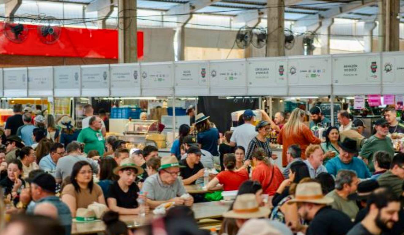 A Secretaria Estadual de Desenvolvimento Rural (SDR) ampliou, em 2025, os investimentos e o alcance das feiras da agricultura familiar no Rio Grande do Sul. Ao longo do ano, o Estado realizou 139 eventos e movimentou mais de R$ 46 milhões em vendas. O aporte estadual superou R$ 14 milhões, quase triplicou o volume investido em relação a 2024 e impulsionou a comercialização dos produtos do setor. A Secretaria Estadual de Desenvolvimento Rural (SDR) ampliou, em 2025, os investimentos e o alcance das feiras da agricultura familiar no Rio Grande do Sul. Ao longo do ano, o Estado realizou 139 eventos e movimentou mais de R$ 46 milhões em vendas. O aporte estadual superou R$ 14 milhões, quase triplicou o volume investido em relação a 2024 e impulsionou a comercialização dos produtos do setor.