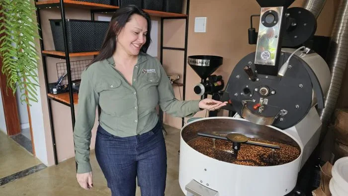 Família troca café cru por torra própria e fatura até R$ 10 mil por saca em Minas